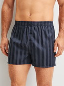 Le mannequin Homme porte le/la Boxer short en Lyocell de couleur Gris, Rayée, de la série Woven Lux de CALIDA, Vue de face