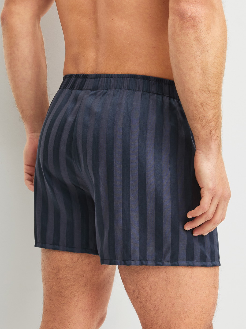 Le mannequin Homme porte le/la Boxer short en Lyocell de couleur Gris, Rayée, de la série Woven Lux de CALIDA, Vue arrière