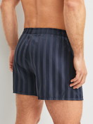 Le mannequin Homme porte le/la Boxer short en Lyocell de couleur Gris, Rayée, de la série Woven Lux de CALIDA, Vue arrière