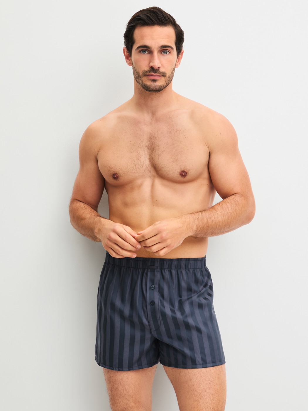 Le mannequin Homme porte le/la Boxer short en Lyocell de couleur Gris, Rayée, de la série Woven Lux de CALIDA, Tenue