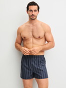 Le mannequin Homme porte le/la Boxer short en Lyocell de couleur Gris, Rayée, de la série Woven Lux de CALIDA, Tenue