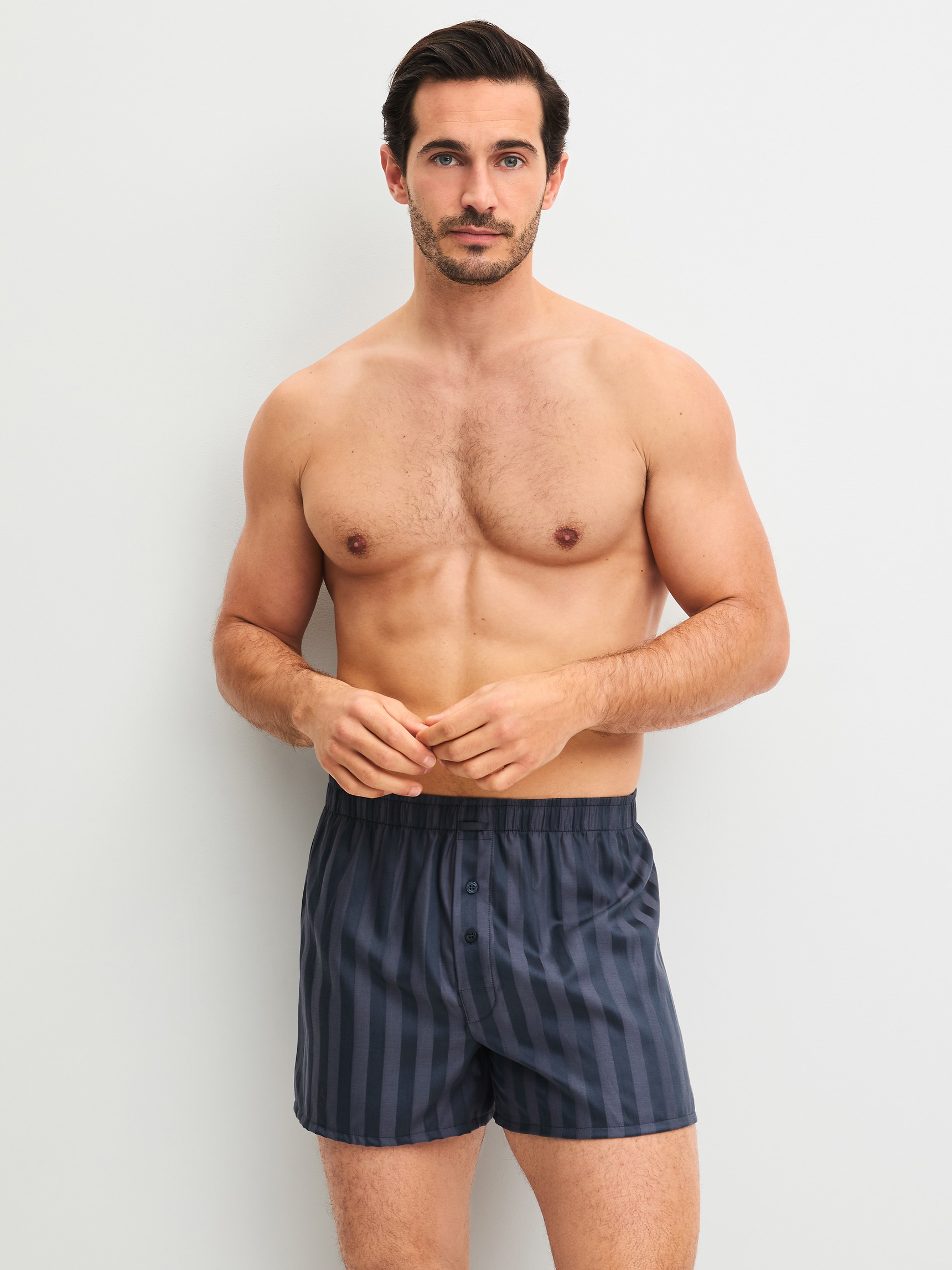 Le mannequin Homme porte le/la Boxer short en Lyocell de couleur Gris, Rayée, de la série Woven Lux de CALIDA, Tenue