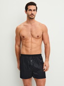 Herren-Model trägt Boxershorts mit Eingriff aus Viskose in Schwarz, Gemustert aus Serie Woven Jacquard von CALIDA, Outfit