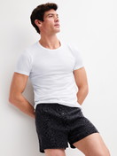 Herren-Model trägt Boxershorts mit Eingriff aus Viskose in Schwarz, Gemustert aus Serie Woven Jacquard von CALIDA, Zusatzbild