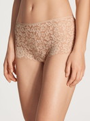Damen-Model trägt Panty, regular cut aus Swiss+Cotton in Beige, Spitze aus Serie Natural Comfort Lace von CALIDA, Vorderansicht