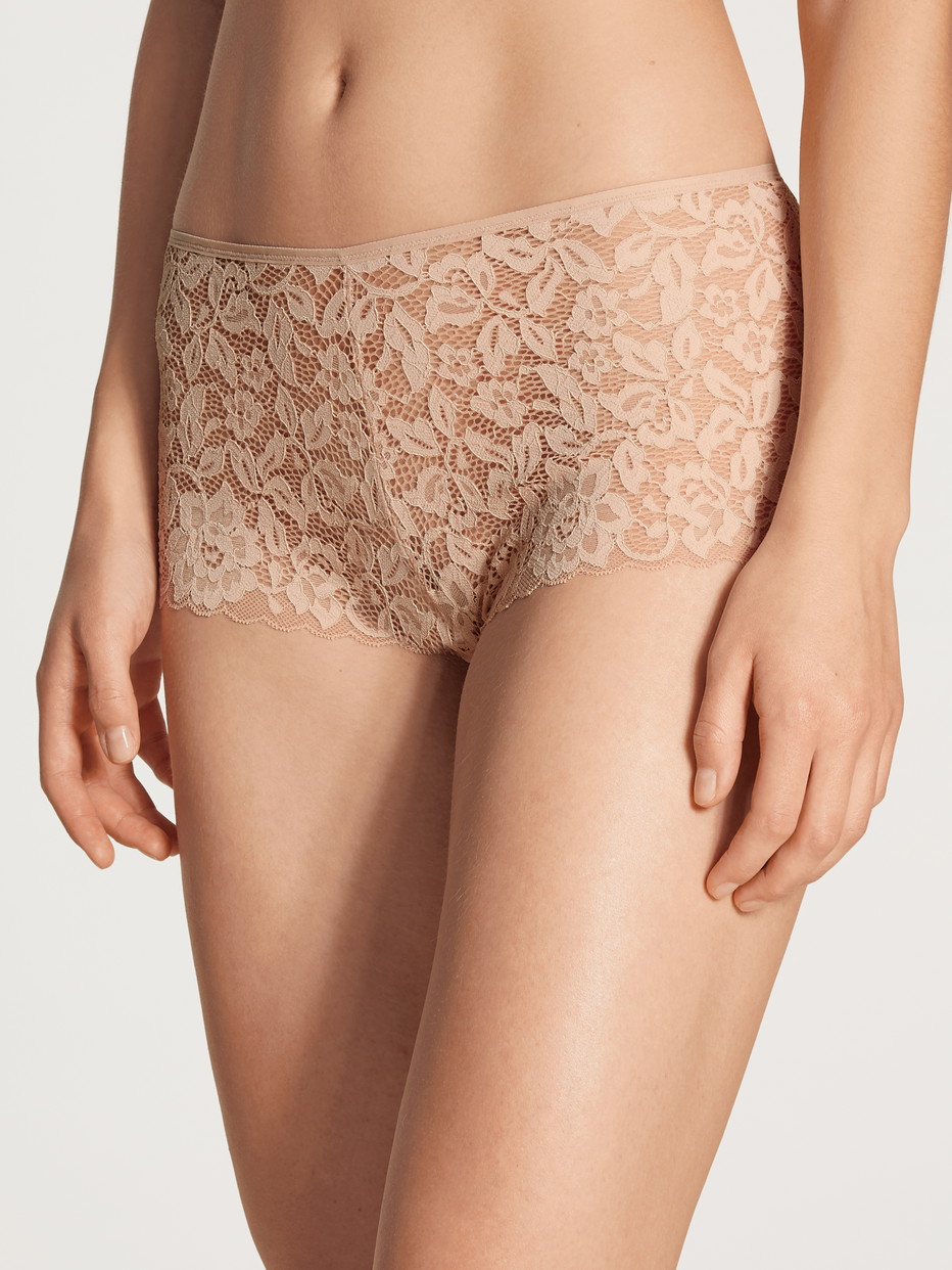 Damen-Model trägt Panty, regular cut aus Swiss+Cotton in Beige, Spitze aus Serie Natural Comfort Lace von CALIDA, Vorderansicht