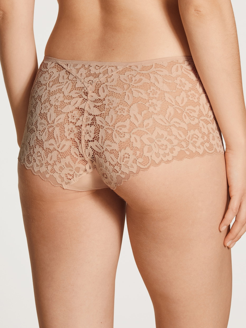 Damen-Model trägt Panty, regular cut aus Swiss+Cotton in Beige, Spitze aus Serie Natural Comfort Lace von CALIDA, Rückansicht