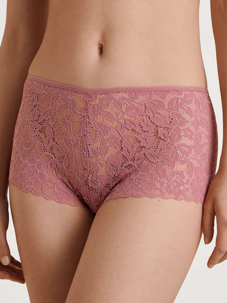 Damen-Model trägt Panty, regular cut aus Baumwolle in Rosa, Spitze aus Serie Nat. Comfort Xtra von CALIDA, Vorderansicht
