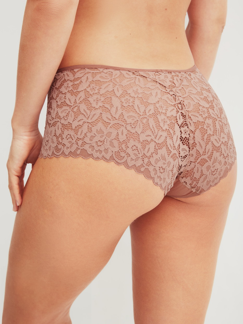 Damen-Model trägt Panty, regular cut aus Polyamid in Braun, Spitze aus Serie Natural Comfort Lace von CALIDA, Rückansicht