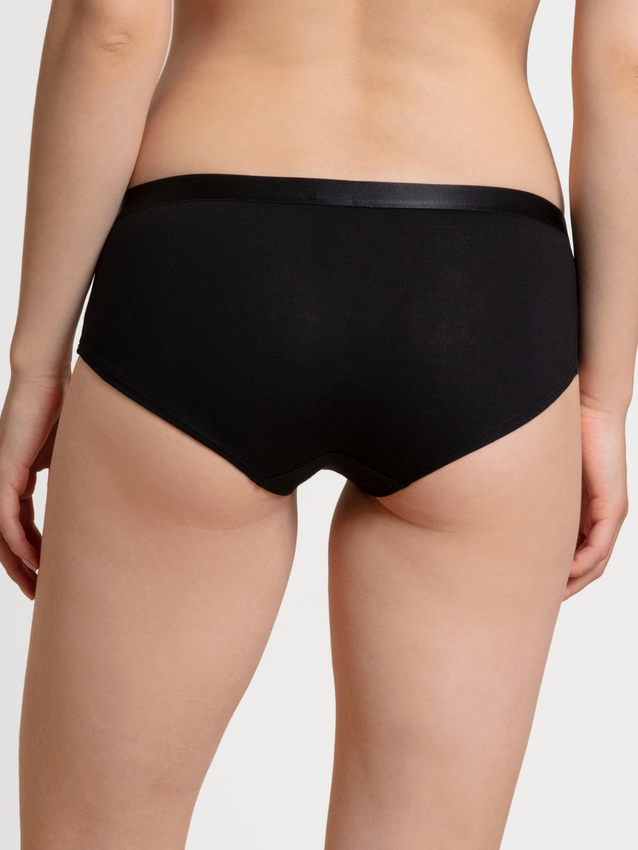 Damen-Model trägt Panty, 2er-Pack aus Baumwolle in Schwarz, Einfarbig aus Serie Benefit Women von CALIDA, Rückansicht