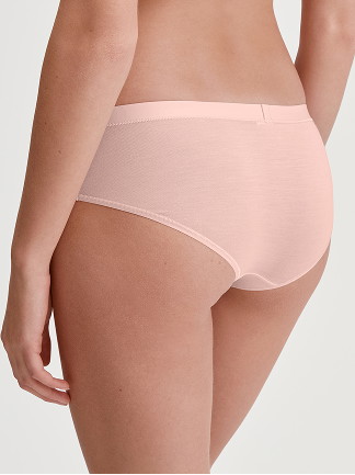 Damen-Model trägt Panty, regular cut aus Modal in Rosa, Einfarbig aus Serie Soft Favourites von CALIDA, Vorderansicht