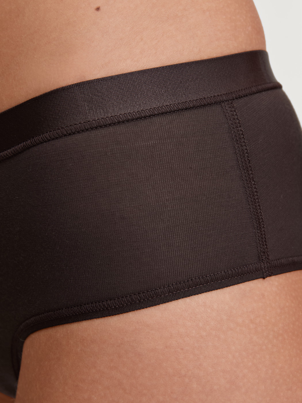 Le mannequin Femme porte le/la Panty taille haute en Modal de couleur Marron, Unicolore, de la série Soft Favourites de CALIDA, Détail