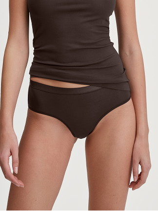 Le mannequin Femme porte le/la Panty taille haute en Modal de couleur Marron, Unicolore, de la série Soft Favourites de CALIDA, Vue de face