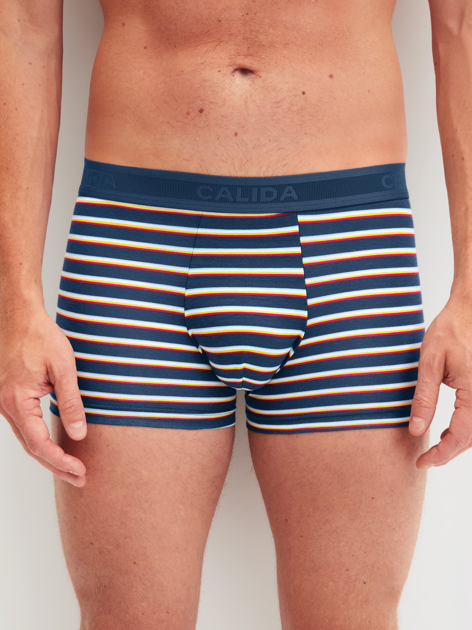 Herren-Model trägt Boxer Brief aus Lyocell in Blau, Gestreift aus Serie Focus Trend von CALIDA, Vorderansicht
