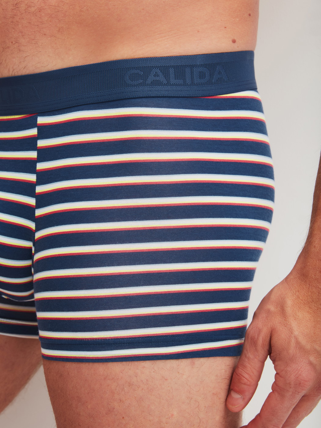 Herren-Model trägt Boxer Brief aus Lyocell in Blau, Gestreift aus Serie Focus Trend von CALIDA, Detail