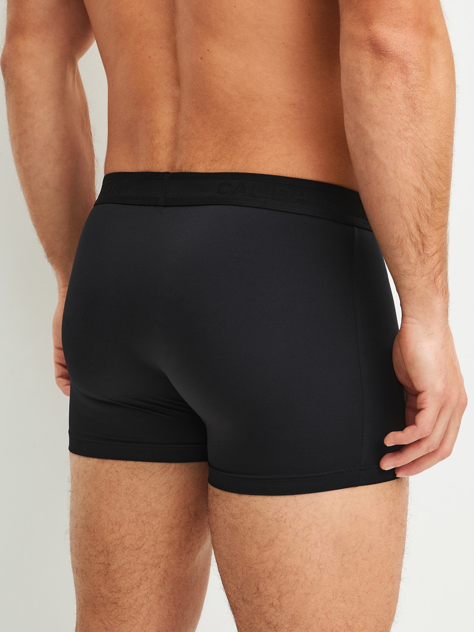 Le mannequin Homme porte le/la Boxer brief en Polyamide de couleur Noir, Unicolore, de la série Micro Stretch de CALIDA, Vue arrière