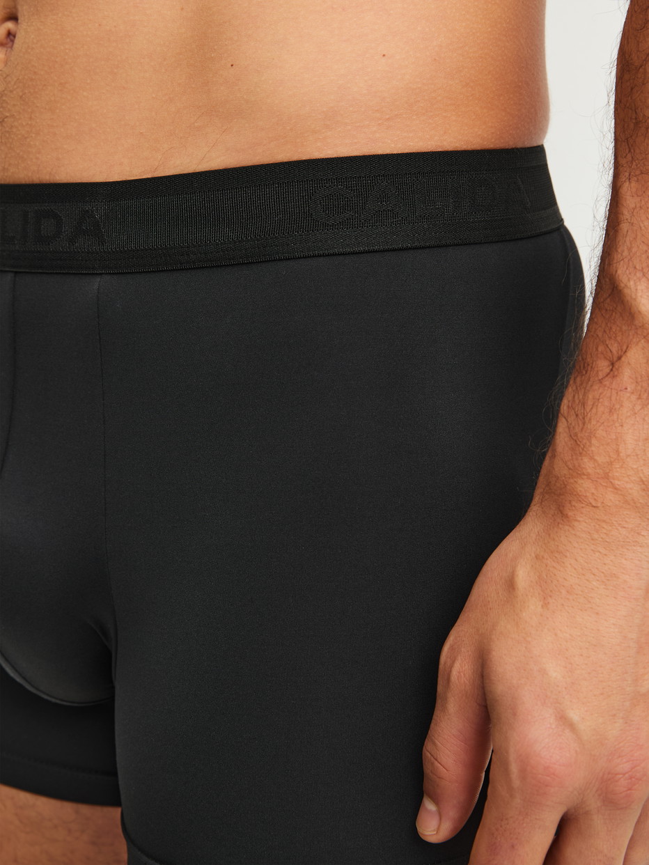 Le mannequin Homme porte le/la Boxer brief en Polyamide de couleur Noir, Unicolore, de la série Micro Stretch de CALIDA, Détail