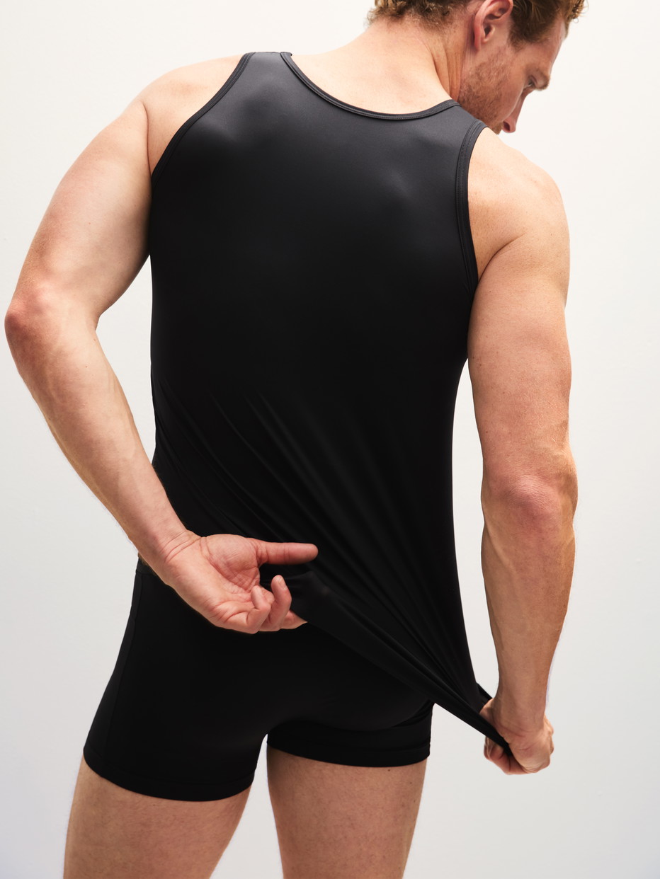 Herren-Model trägt Boxer Brief aus Polyamid in Schwarz, Einfarbig aus Serie Micro Stretch von CALIDA, Zusatzbild