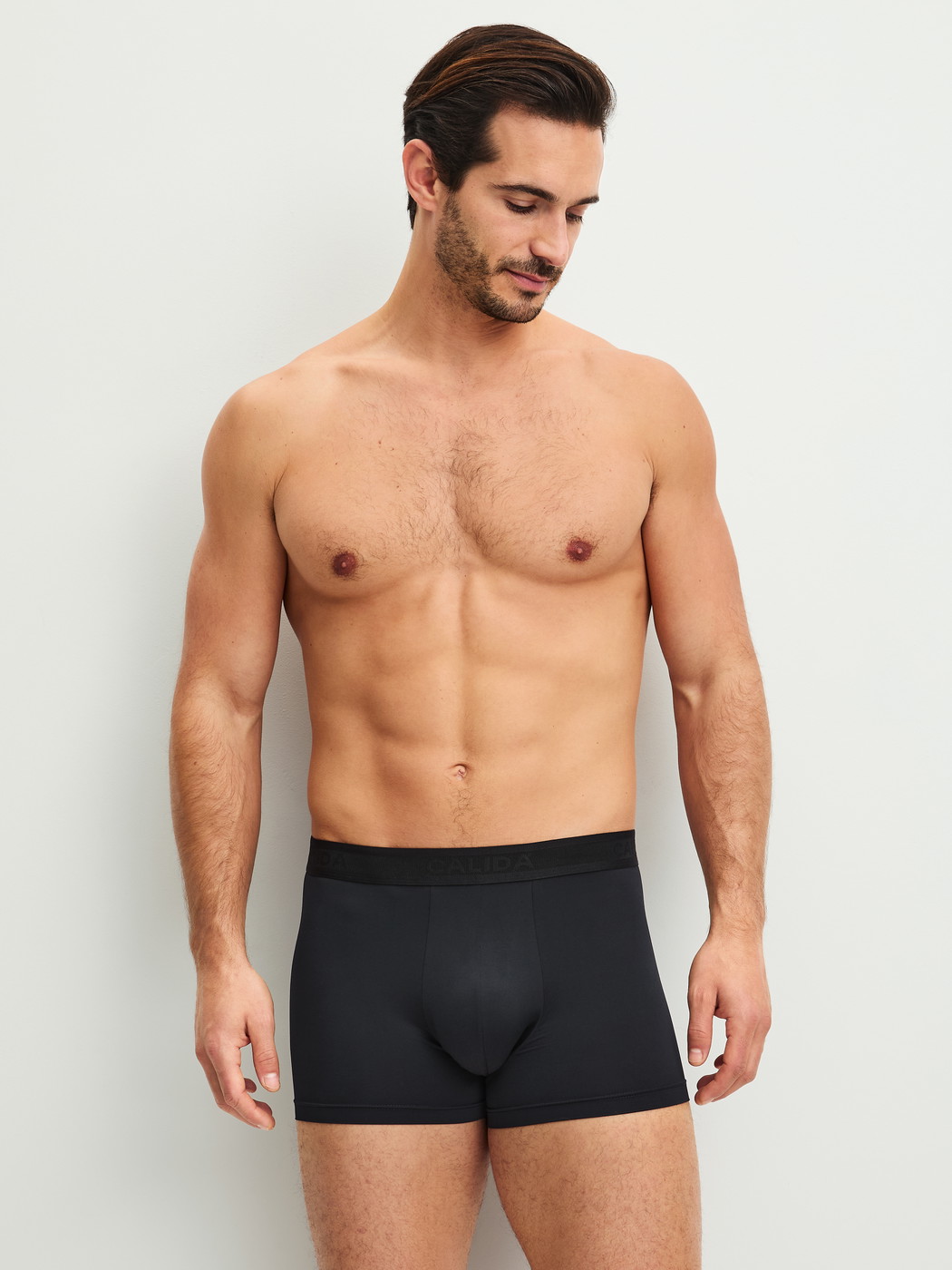 La modella / Il modello Uomo indossa  in Poliammide di colore Nero, Tinta unita, della serie Micro Stretch di CALIDA, Abbigliamento