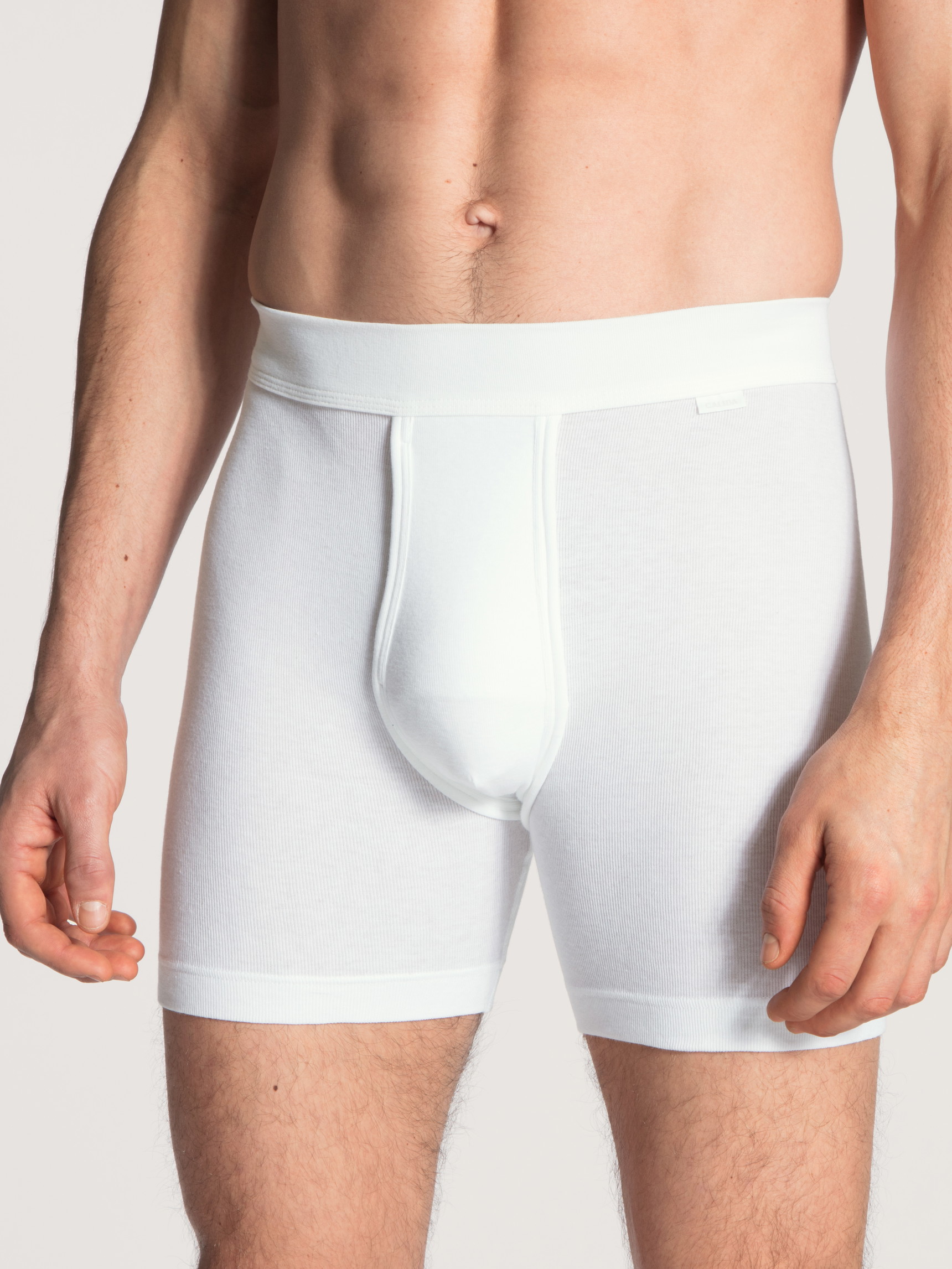 La modella / Il modello Uomo indossa Classic boxer brief con apertura in 100% cotone di colore Bianco, Tinta unita, della serie Cotton 1:1 di CALIDA, Vista frontale