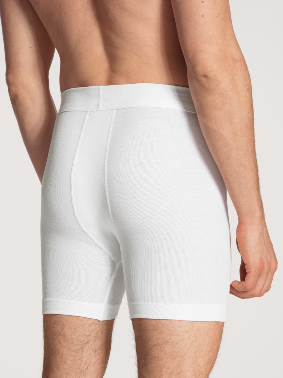 Herren-Model trägt Boxer Brief, extra lang aus 100% Baumwolle in Weiß, Einfarbig aus Serie Cotton 1:1 von CALIDA, Rückansicht