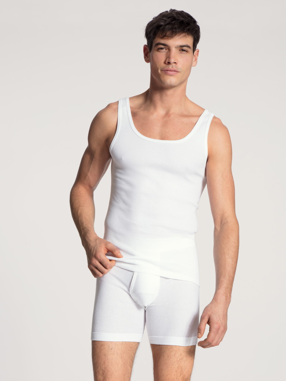 Herren-Model trägt Boxer Brief, extra lang aus 100% Baumwolle in Weiß, Einfarbig aus Serie Cotton 1:1 von CALIDA, Outfit, Vorderansicht