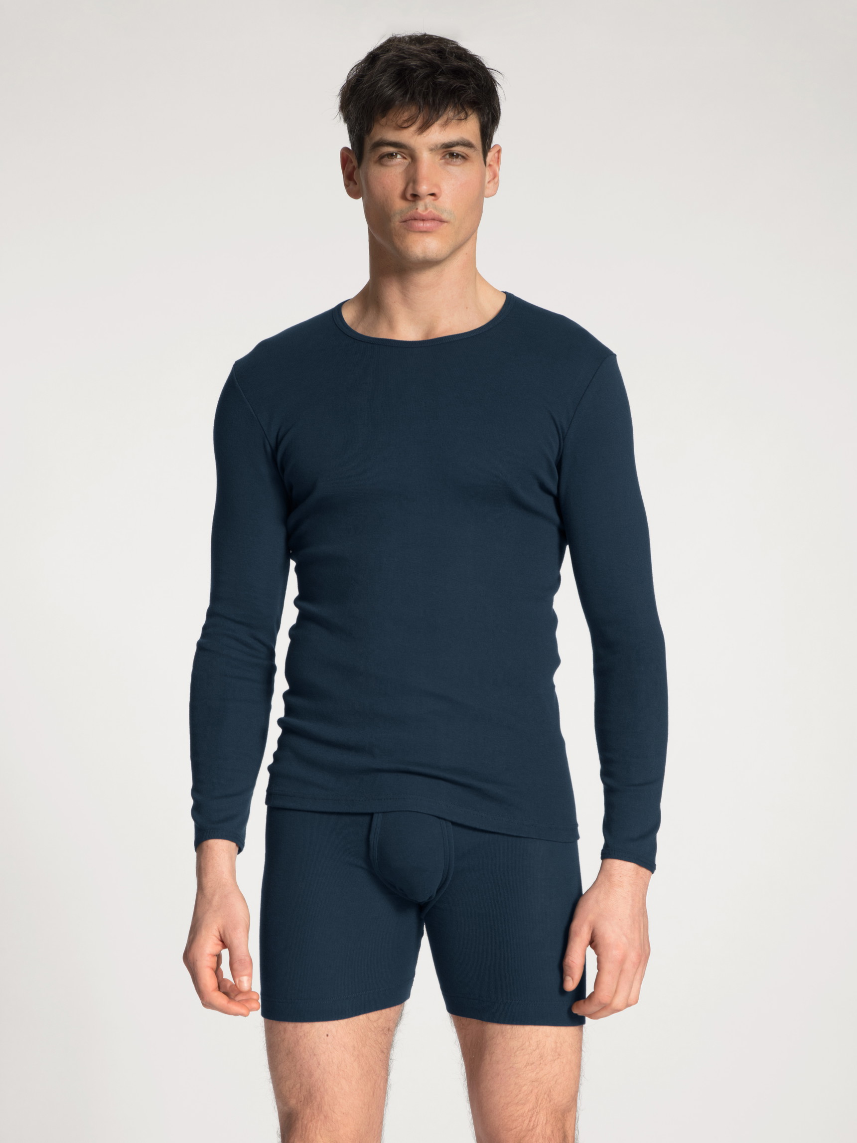La modella / Il modello Uomo indossa Classic boxer brief con apertura in 100% cotone di colore Blu, Tinta unita, della serie Cotton 1:1 di CALIDA, Abbigliamento, Vista frontale
