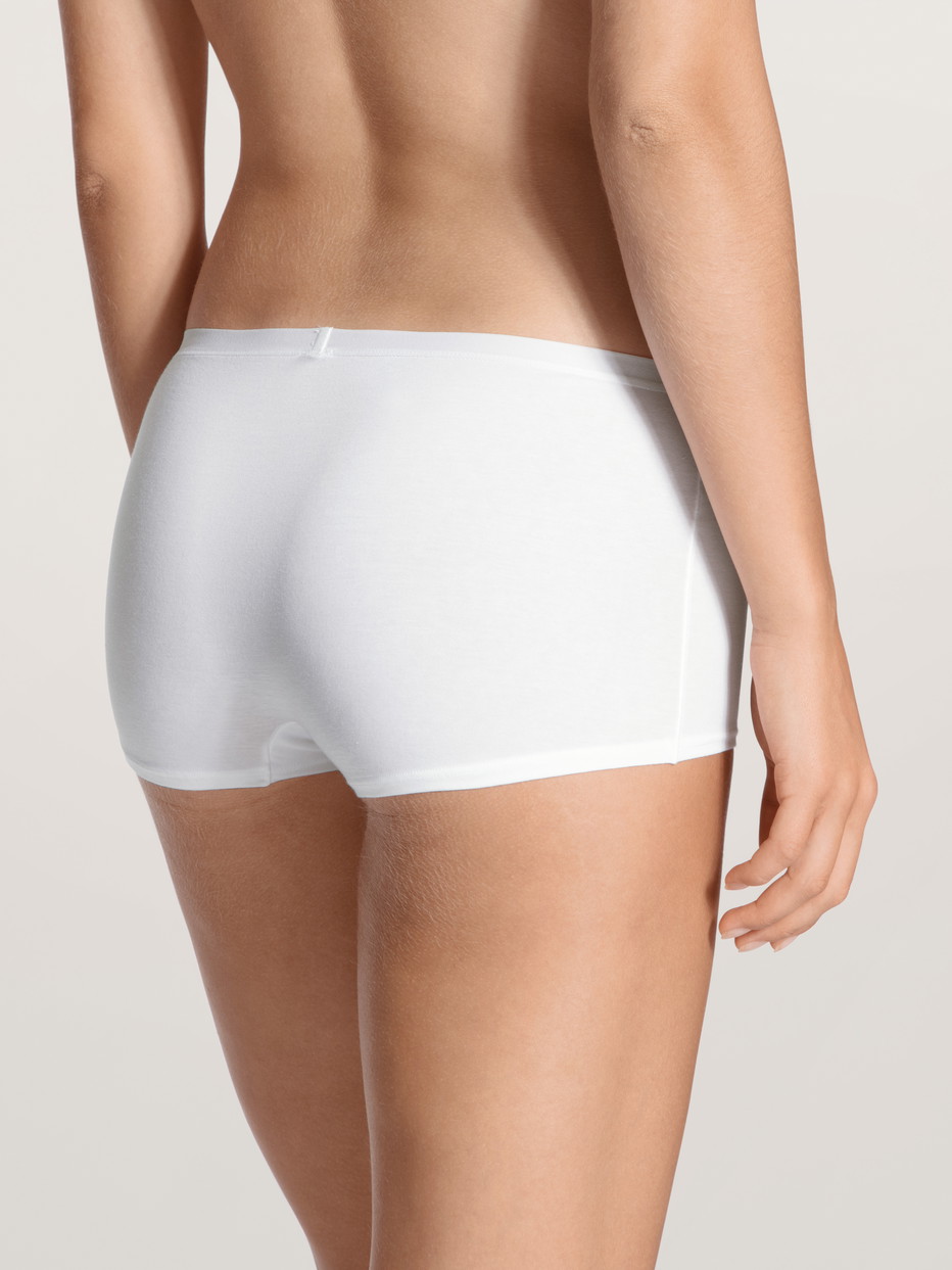 Damen-Model trägt Panty, regular cut aus Baumwolle in Weiß, Einfarbig aus Serie Natural Comfort von CALIDA, Rückansicht