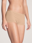 Damen-Model trägt Panty, regular cut aus Baumwolle in Beige, Einfarbig aus Serie Natural Comfort von CALIDA, Vorderansicht