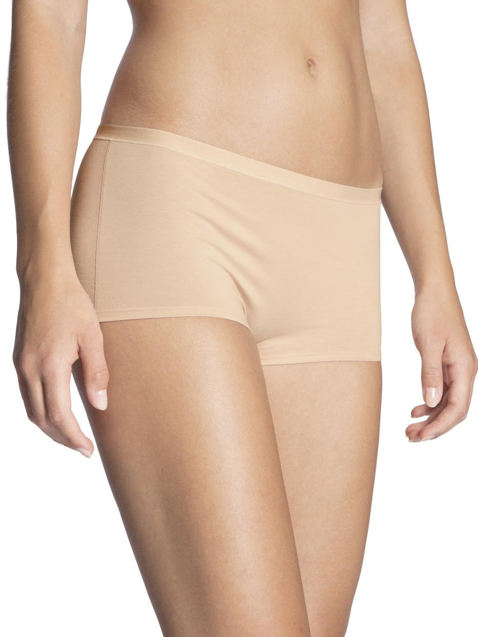 Damen-Model trägt Panty, regular cut aus Baumwolle in Beige, Einfarbig aus Serie Natural Comfort von CALIDA, Vorderansicht