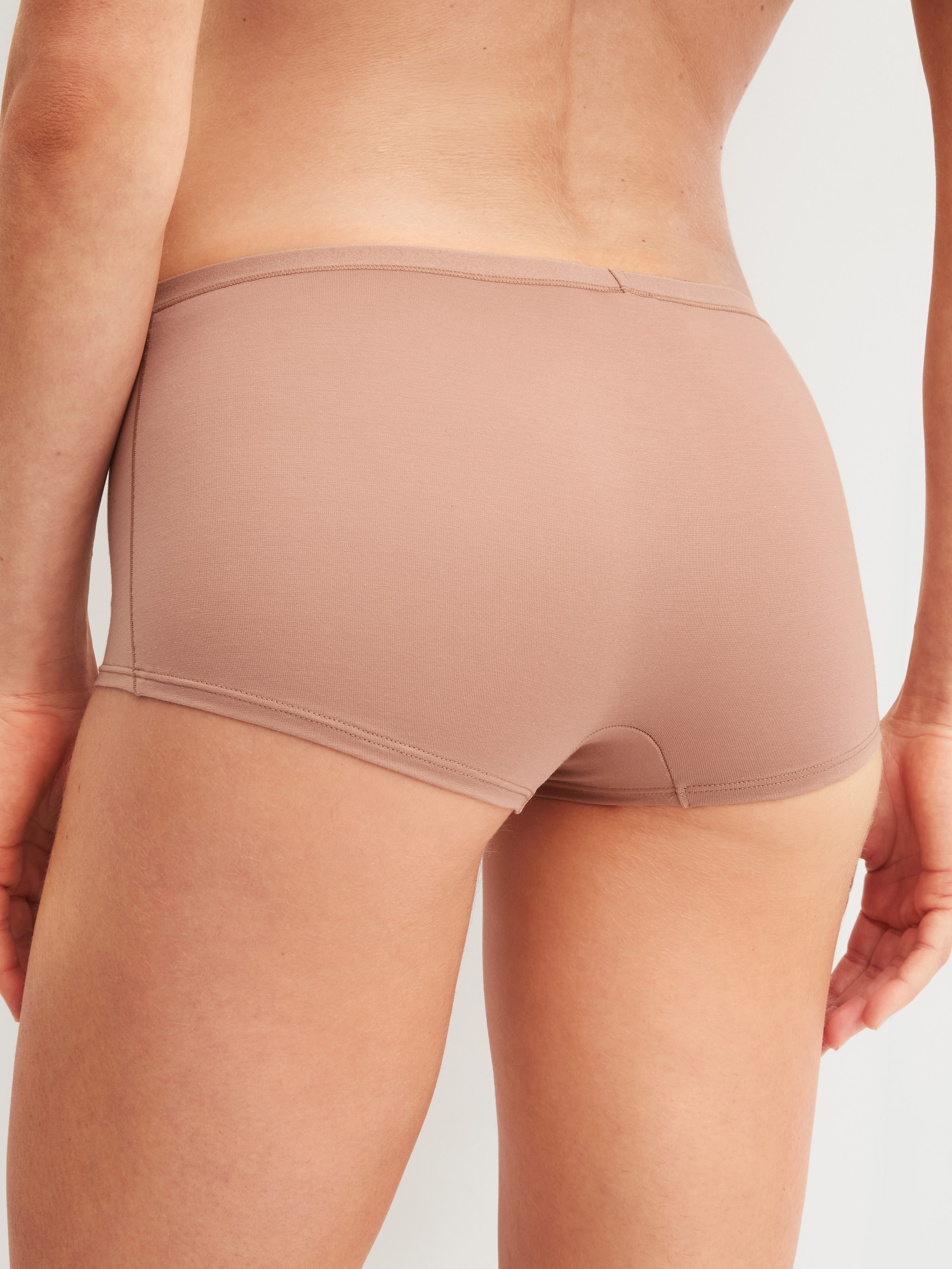 Le mannequin Femme porte le/la Panty taille haute en Coton de couleur Marron, Unicolore, de la série Natural Comfort de CALIDA, Vue arrière