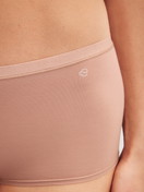 Damen-Model trägt Panty, regular cut aus Baumwolle in Braun, Einfarbig aus Serie Natural Comfort von CALIDA, Detail