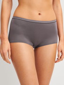 Damen-Model trägt Panty, regular cut aus Baumwolle in Braun, Einfarbig aus Serie Natural Comfort von CALIDA, Vorderansicht