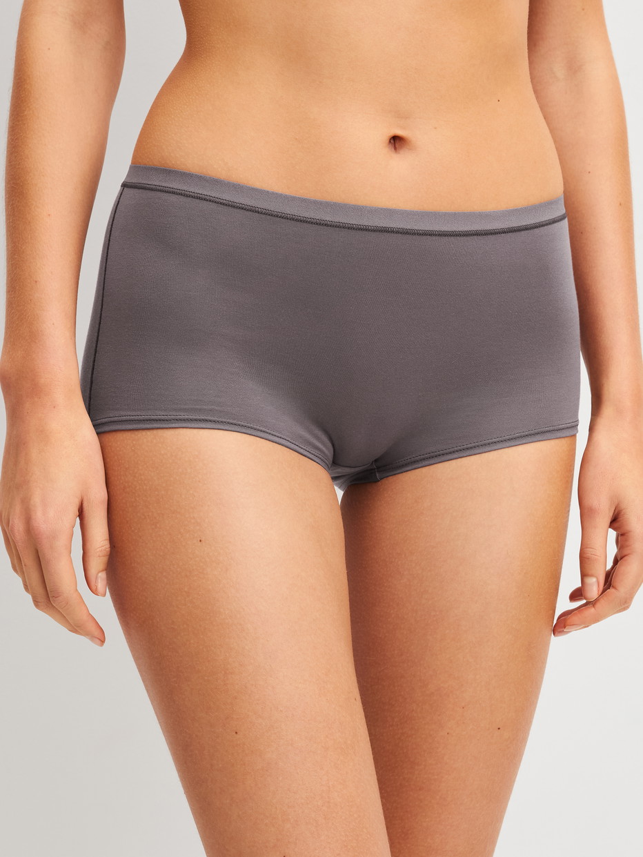Damen-Model trägt Panty, regular cut aus Baumwolle in Braun, Einfarbig aus Serie Natural Comfort von CALIDA, Vorderansicht