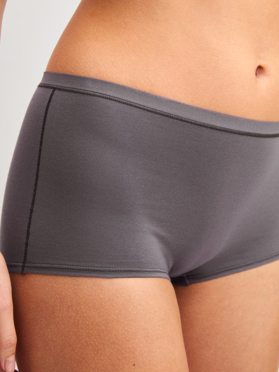 Damen-Model trägt Panty, regular cut aus Baumwolle in Braun, Einfarbig aus Serie Natural Comfort von CALIDA, Vorderansicht