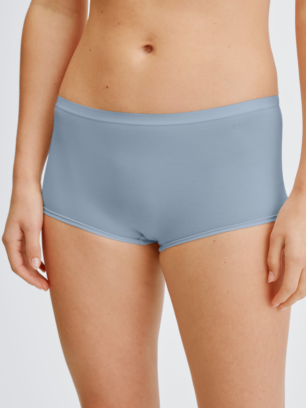 Damen-Model trägt Panty, regular cut aus Swiss+Cotton in Grau, Einfarbig aus Serie Natural Comfort von CALIDA, Vorderansicht