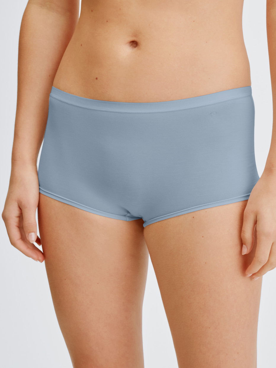 Damen-Model trägt Panty, regular cut aus Swiss+Cotton in Grau, Einfarbig aus Serie Natural Comfort von CALIDA, Vorderansicht