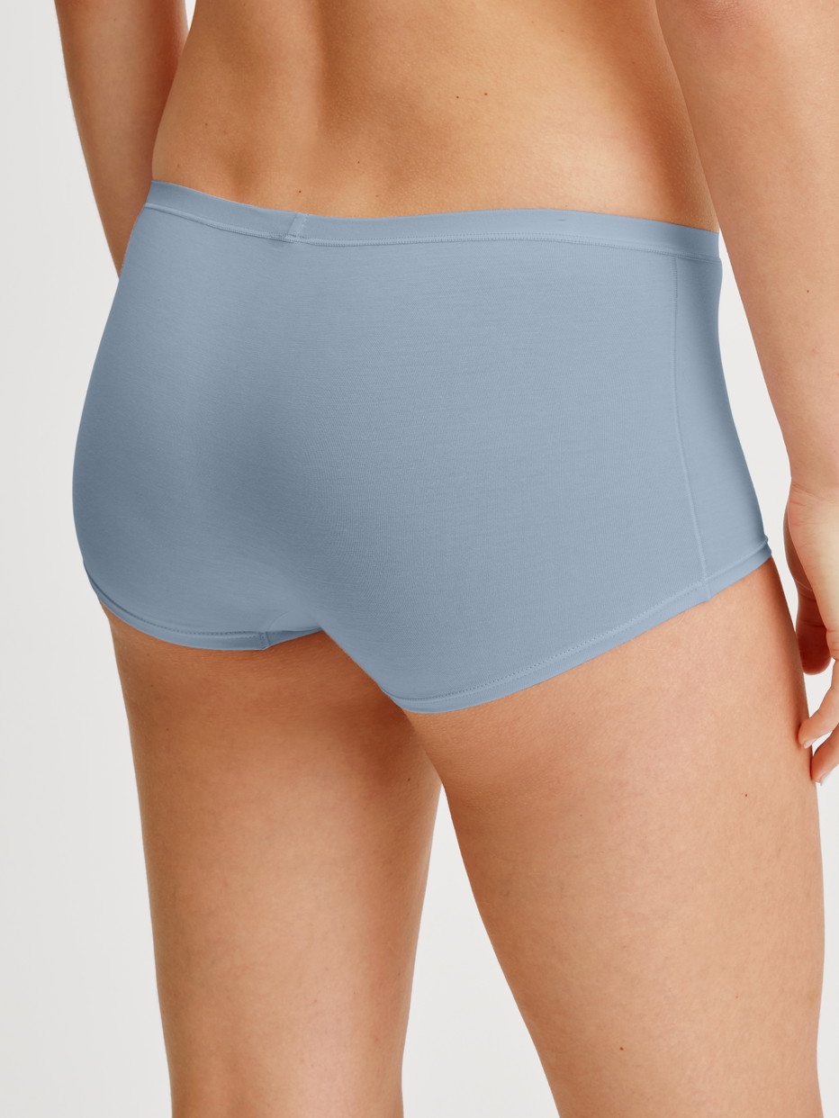 Damen-Model trägt Panty, regular cut aus Swiss+Cotton in Grau, Einfarbig aus Serie Natural Comfort von CALIDA, Rückansicht