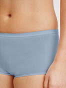 Damen-Model trägt Panty, regular cut aus Swiss+Cotton in Grau, Einfarbig aus Serie Natural Comfort von CALIDA, Detail