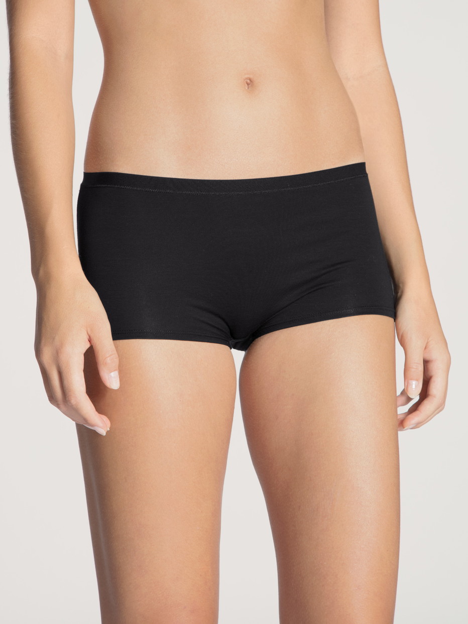 Damen-Model trägt Panty, regular cut aus Baumwolle in Schwarz, Einfarbig aus Serie Natural Comfort von CALIDA, Vorderansicht