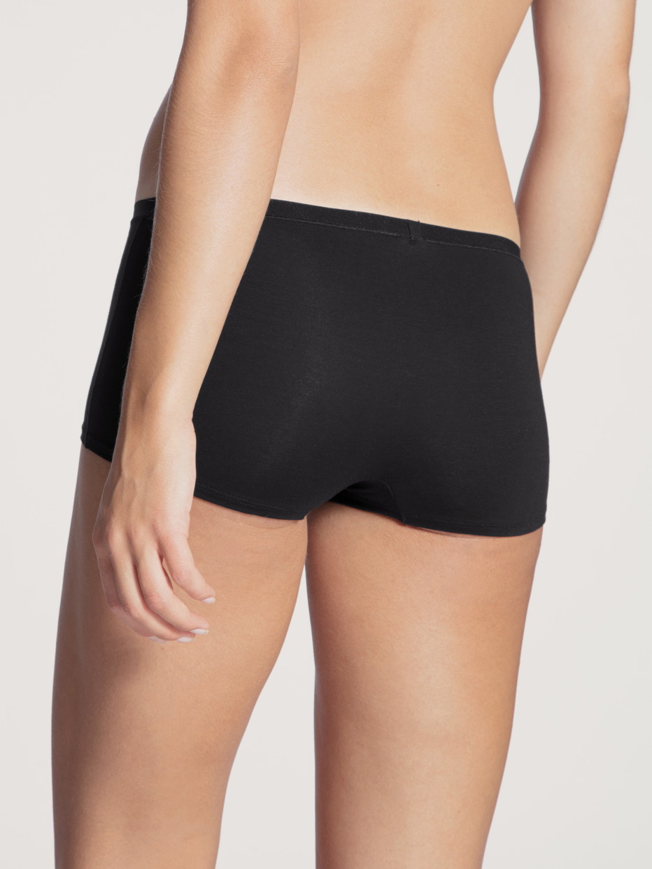 Damen-Model trägt Panty, regular cut aus Baumwolle in Schwarz, Einfarbig aus Serie Natural Comfort von CALIDA, Rückansicht