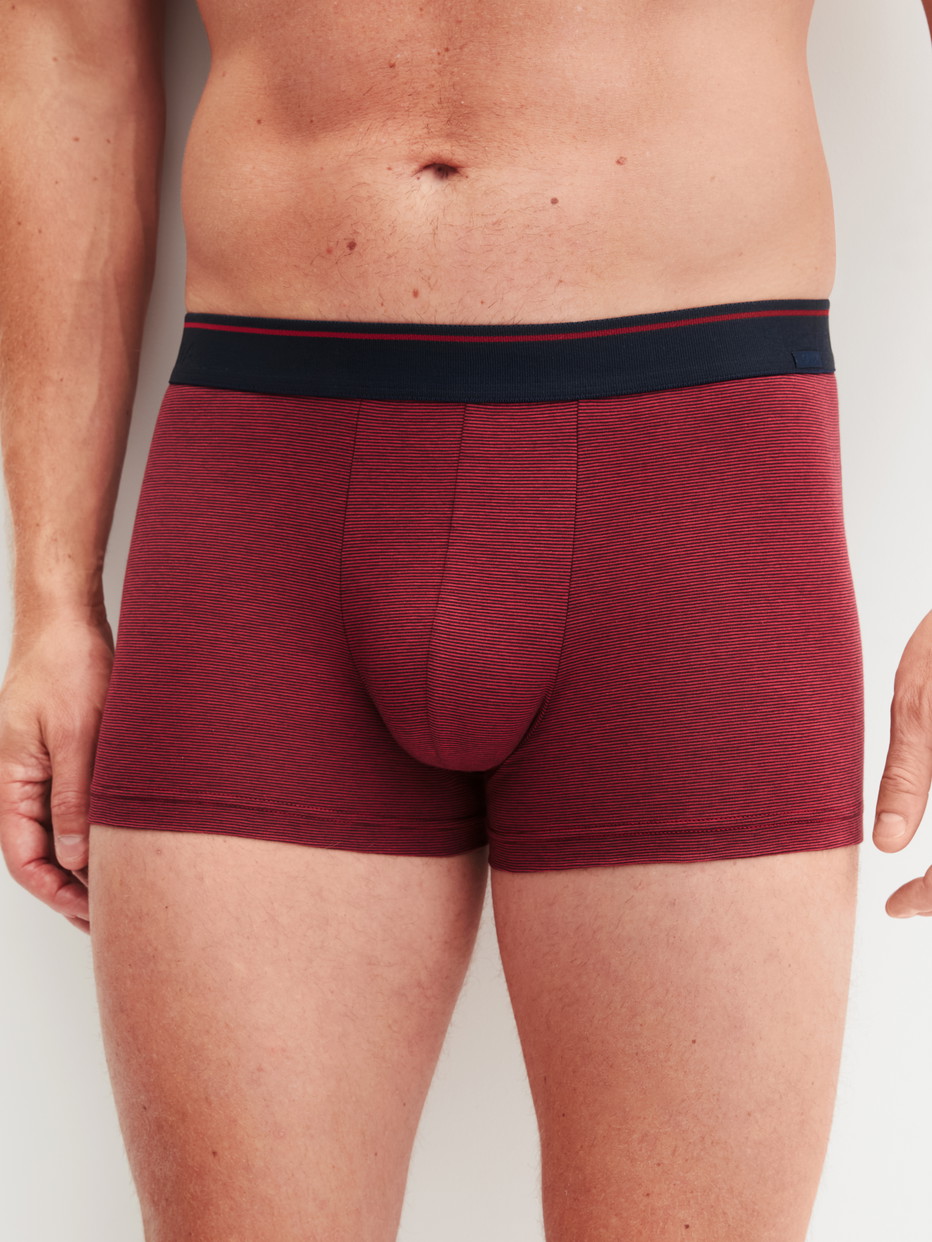 Herren-Model trägt Boxer Brief mit Softbund aus Baumwolle in Rot, Einfarbig aus Serie Cotton Stretch von CALIDA, Vorderansicht