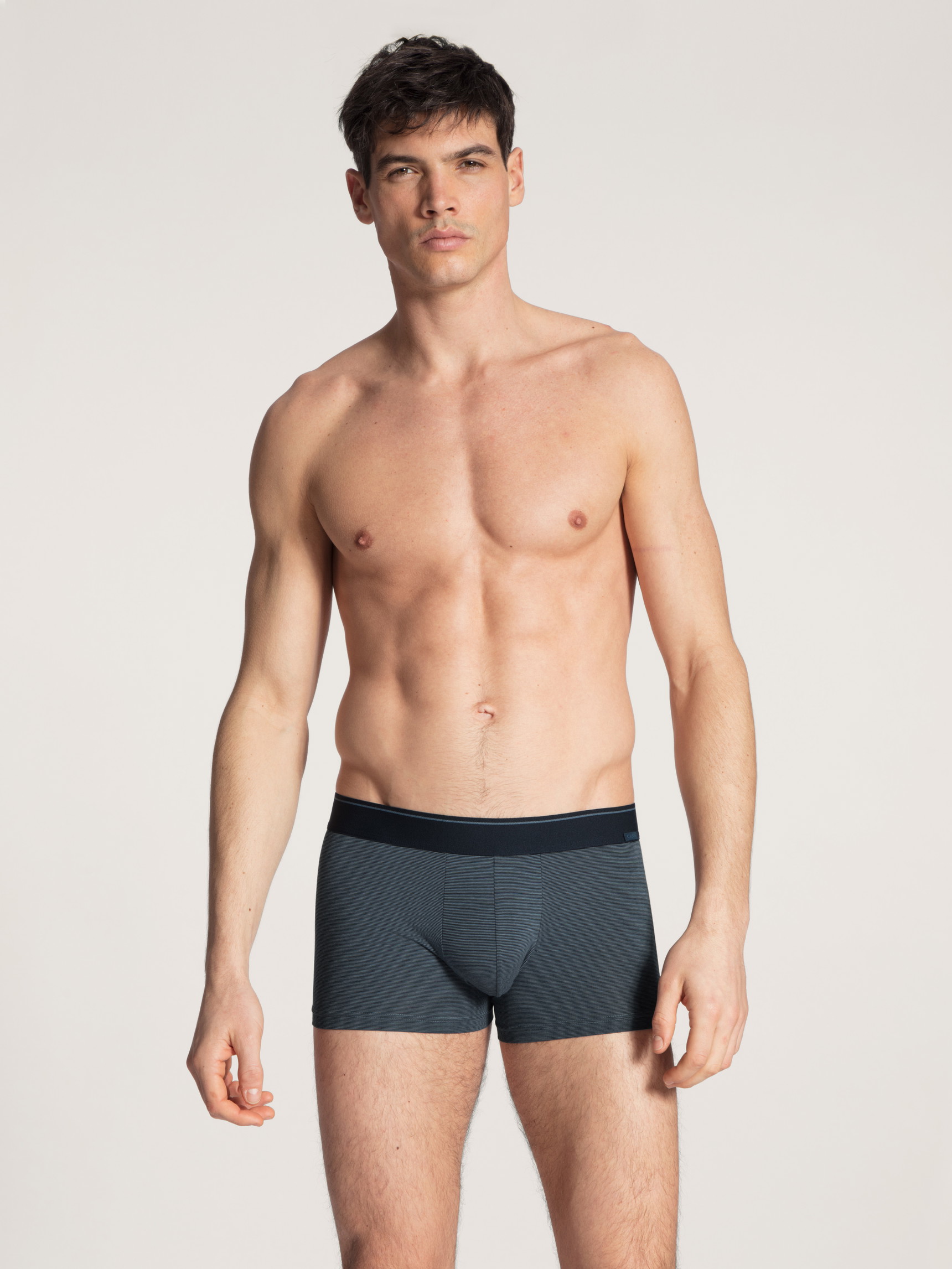 Herren-Model trägt Boxer Brief mit Softbund aus Baumwolle in Blau, Einfarbig aus Serie Cotton Stretch von CALIDA, Outfit, Vorderansicht
