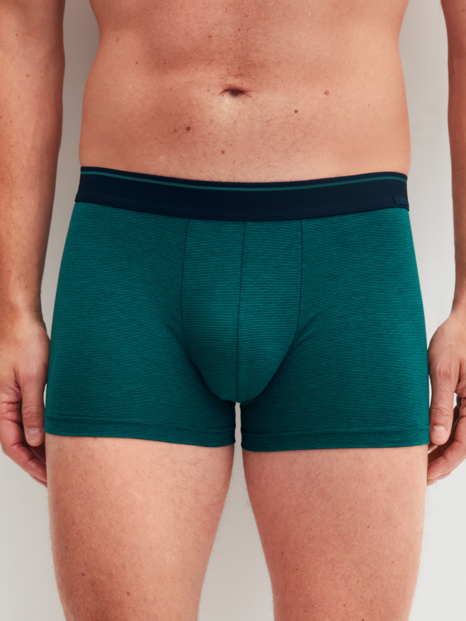 Herren-Model trägt Boxer Brief mit Softbund aus Baumwolle in Grün, Einfarbig aus Serie Cotton Stretch von CALIDA, Vorderansicht