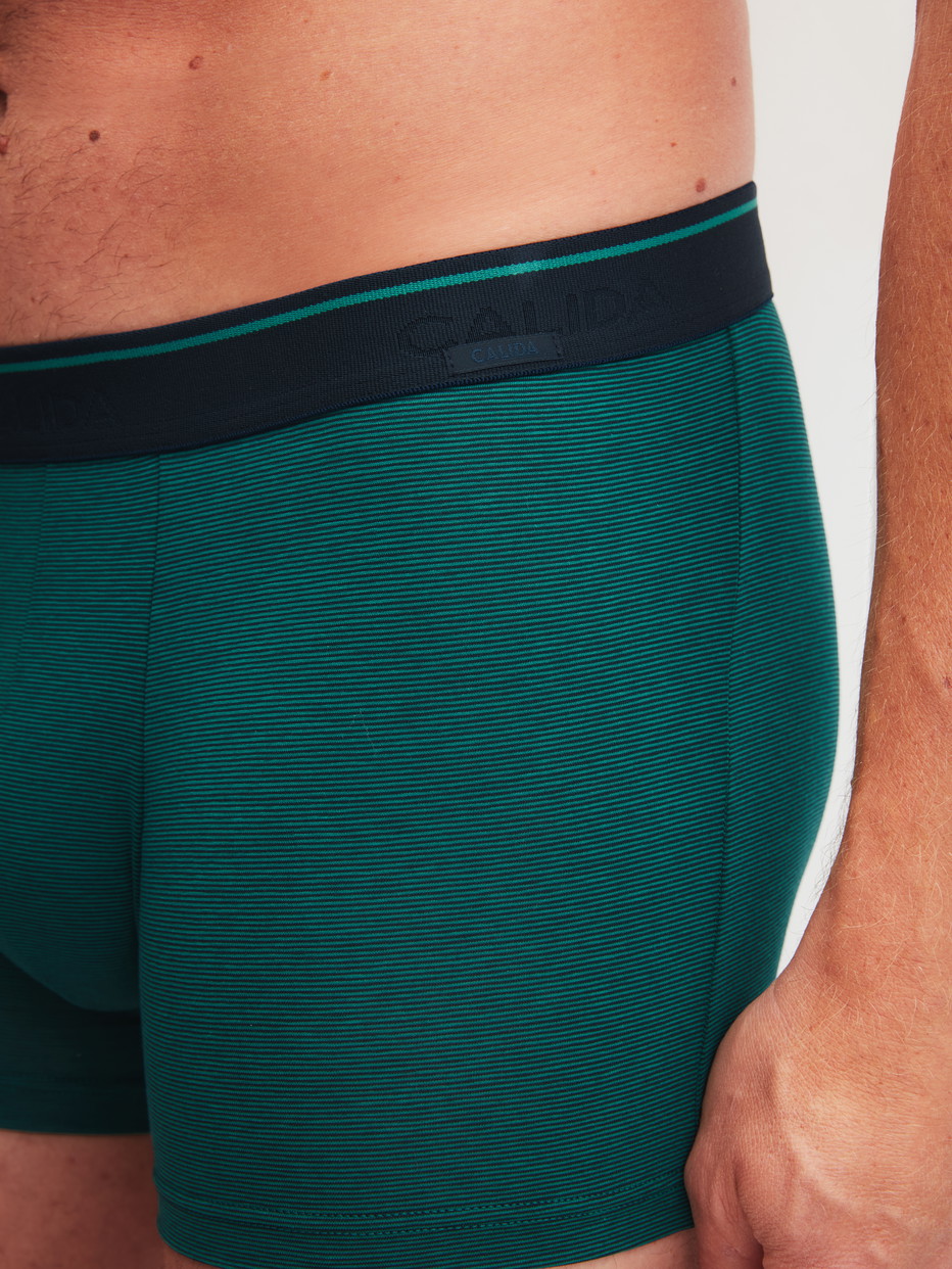 Herren-Model trägt Boxer Brief mit Softbund aus Baumwolle in Grün, Einfarbig aus Serie Cotton Stretch von CALIDA, Detail