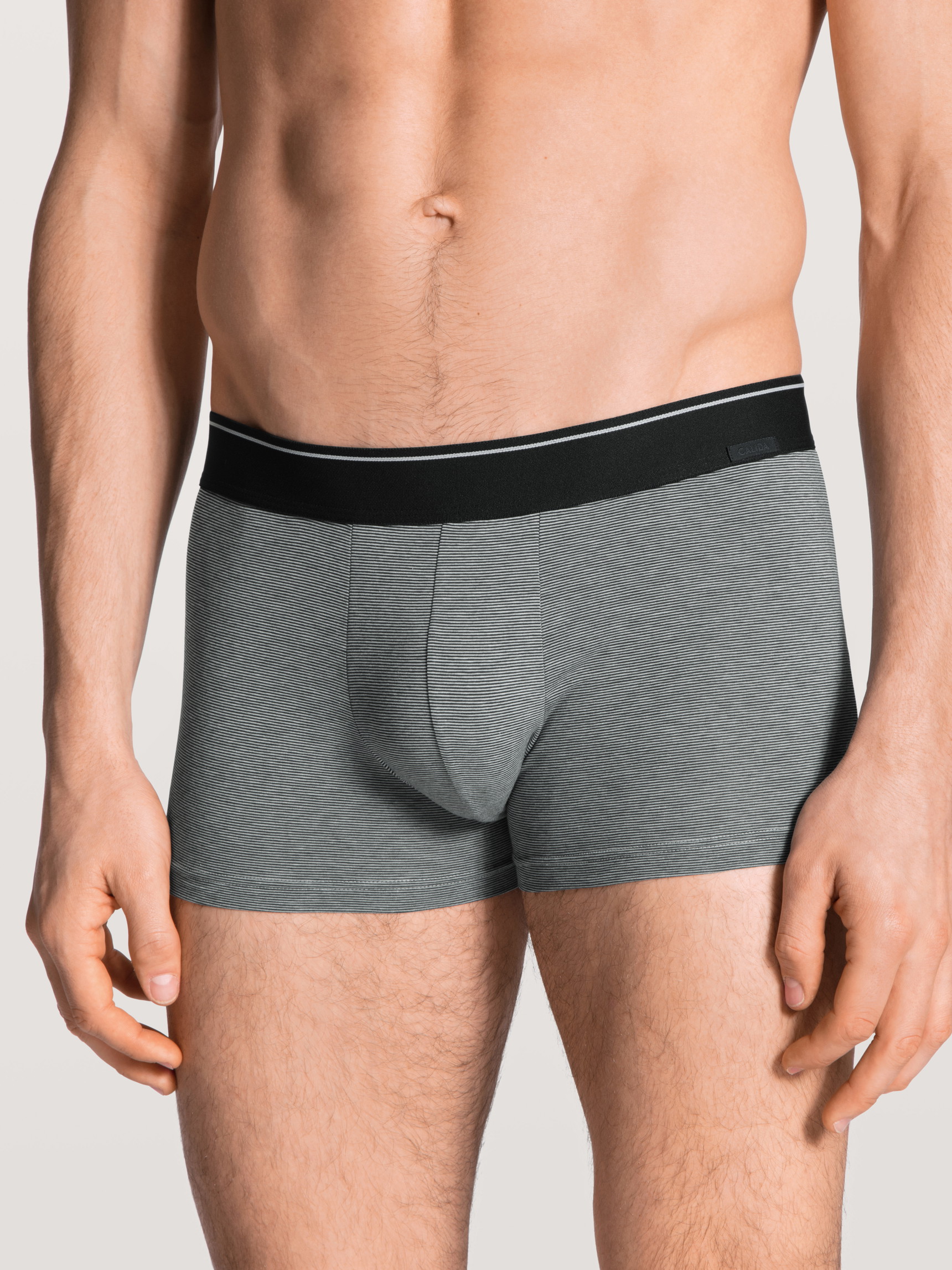 Herren-Model trägt Boxer Brief mit Softbund aus Baumwolle in Grau, Einfarbig aus Serie Cotton Stretch von CALIDA, Vorderansicht