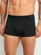 Herren-Model trägt Boxer Brief aus Polyamid in Schwarz, Einfarbig aus Serie Micro Invisible von CALIDA, Vorderansicht