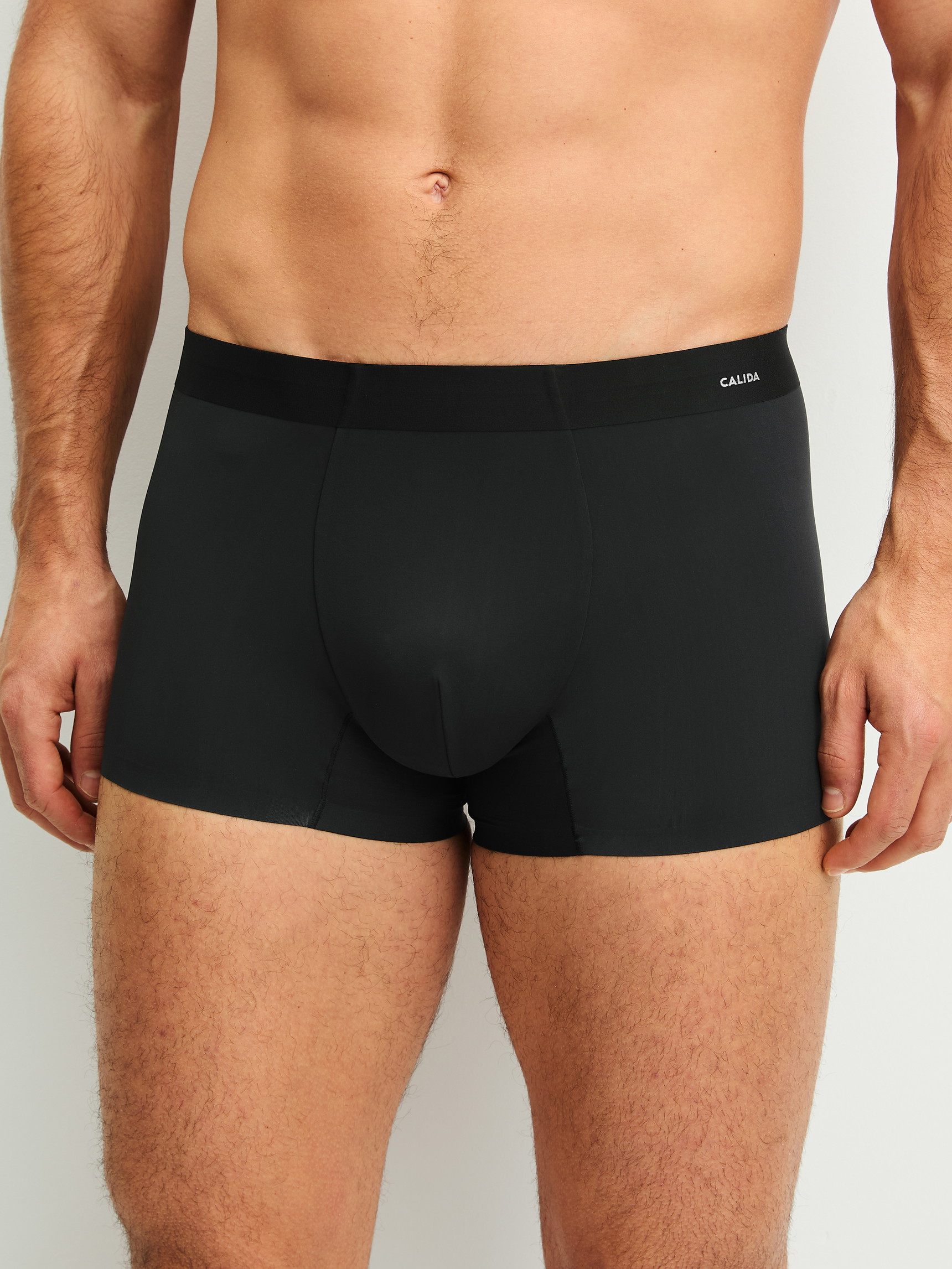 Herren-Model trägt Boxer Brief aus Polyamid in Schwarz, Einfarbig aus Serie Micro Invisible von CALIDA, Vorderansicht