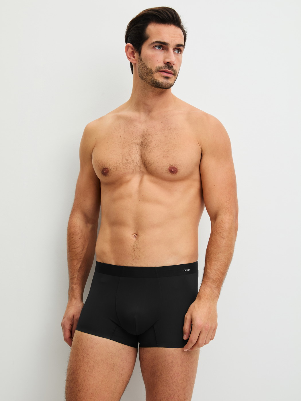 Herren-Model trägt Boxer Brief aus Polyamid in Schwarz, Einfarbig aus Serie Micro Invisible von CALIDA, Outfit