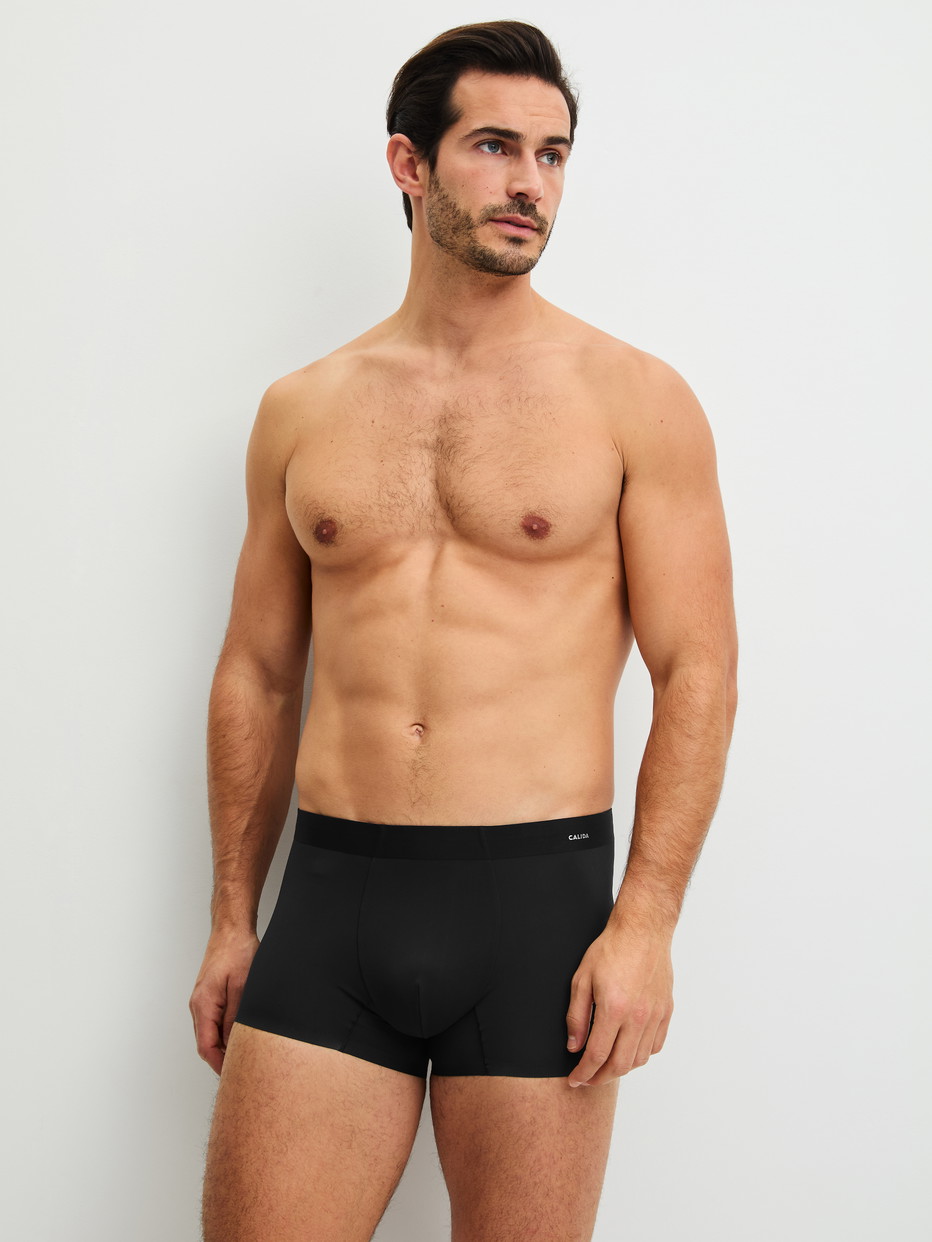 Herren-Model trägt Boxer Brief aus Polyamid in Schwarz, Einfarbig aus Serie Micro Invisible von CALIDA, Outfit